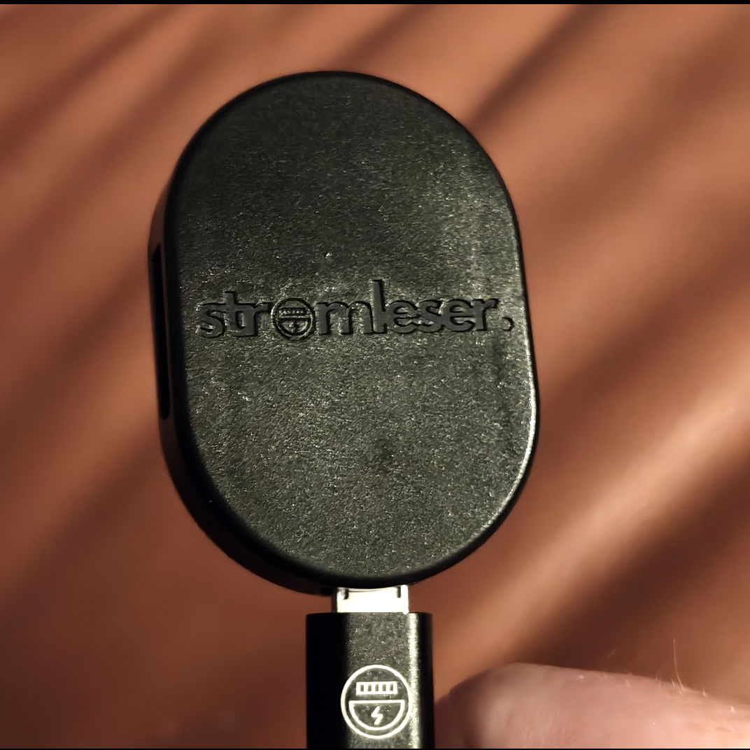 Vorderseite des Stromleser tasmota, mit micro-USB Kabel