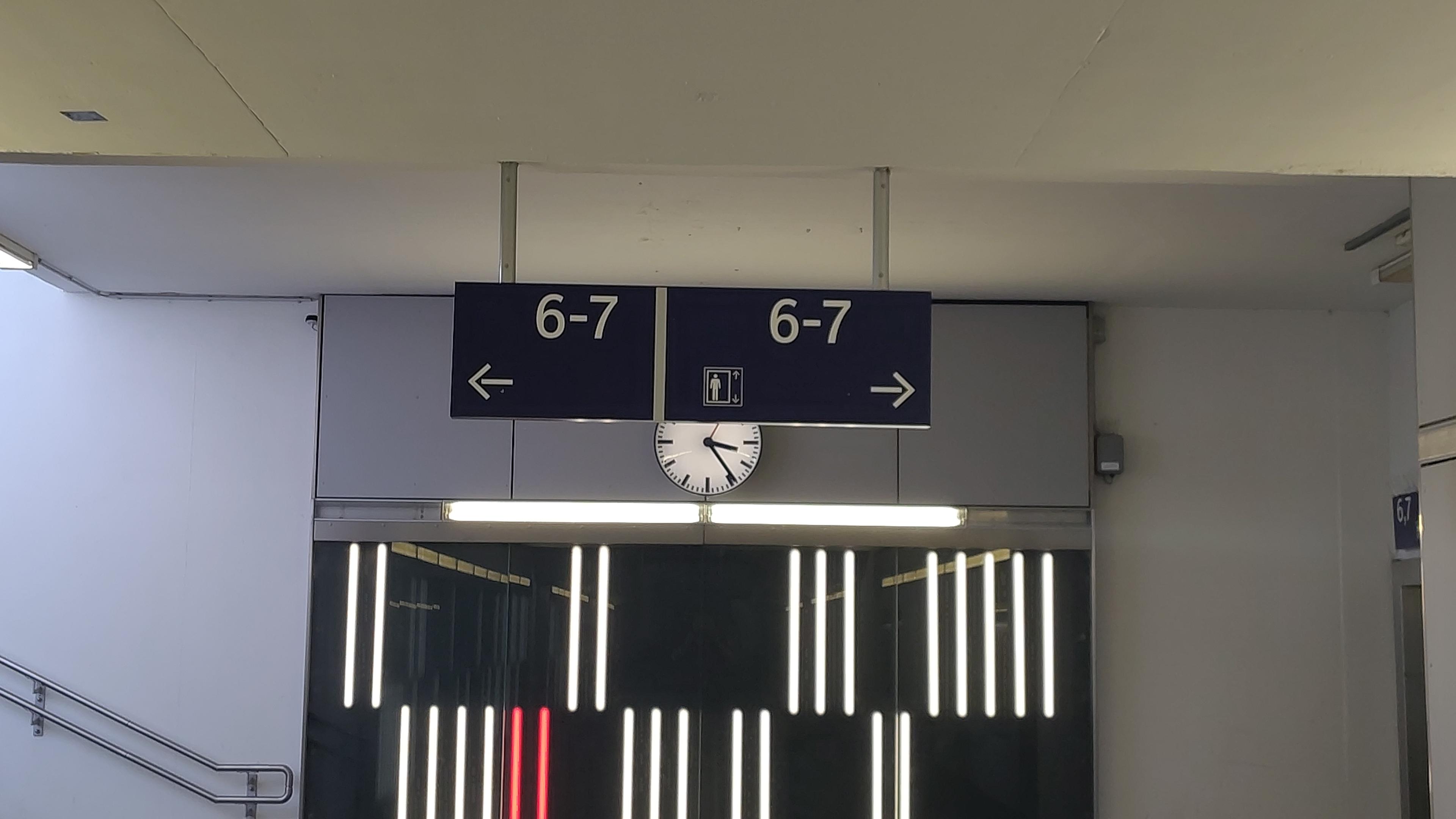 zwei bahnhofsschilder, die zu den gleisen 6 und 7 zeigen, geschrieben als "6-7"