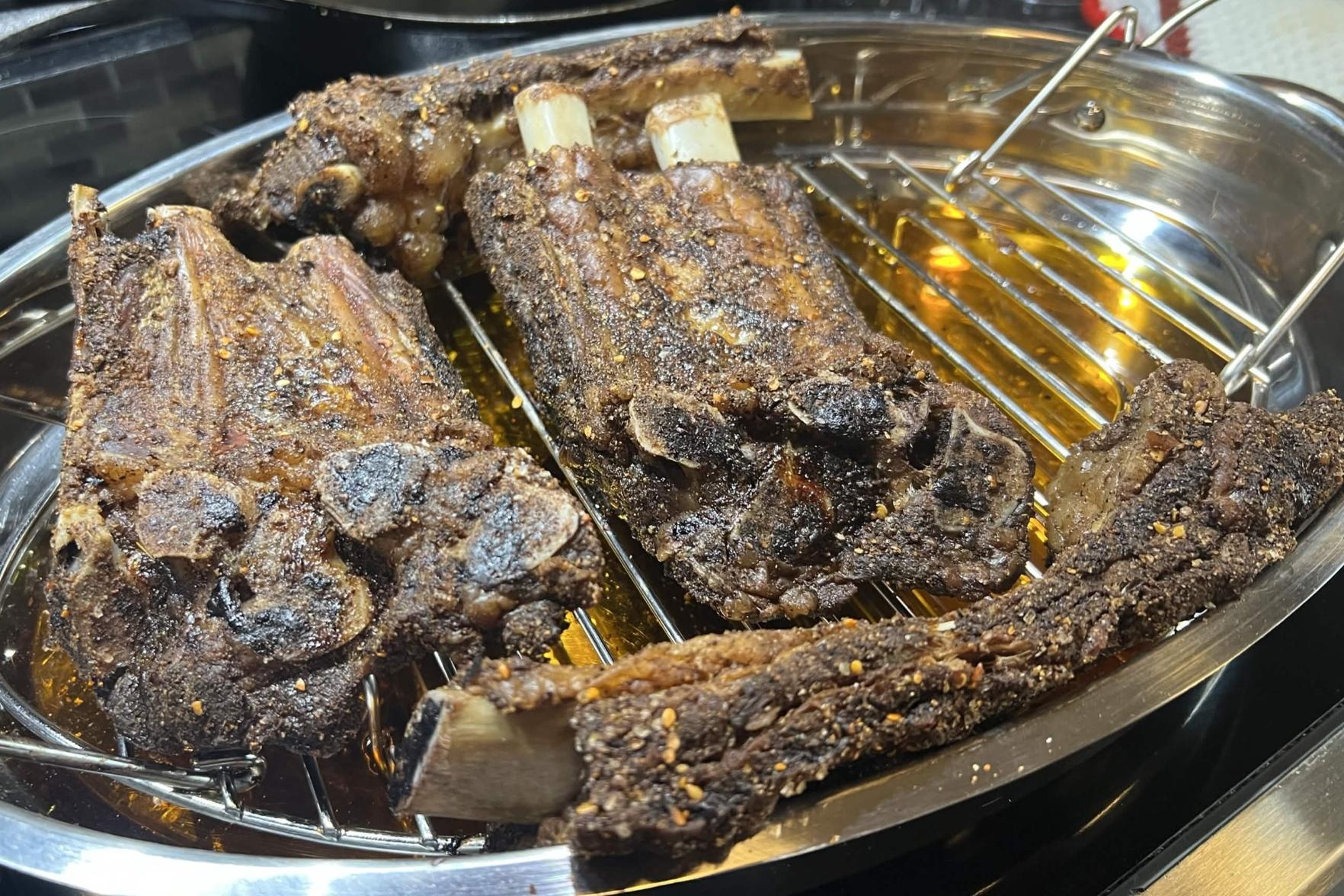 beef ribs in a roasting pan